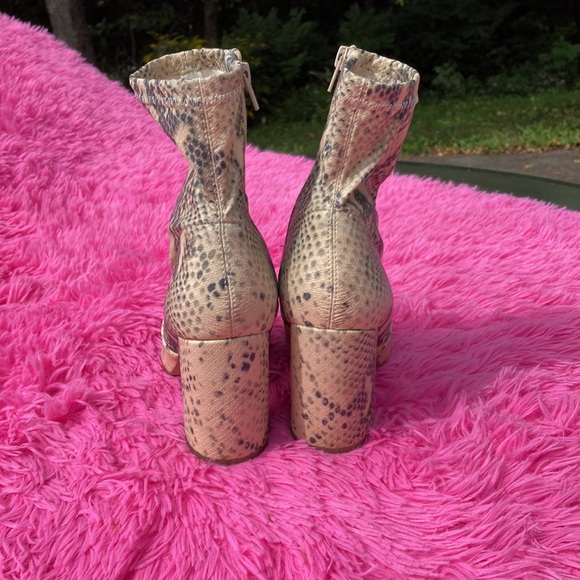 Snakeskin pattern ankle boots with chunk heels and inner zipper size 9 - Picture 4 of 12
